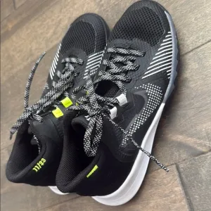 Nike Black and White Sneakers Modern Athletic Design Kyrie V-5