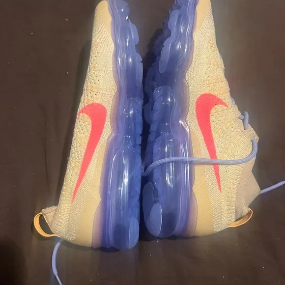 Nike Cream and Coral Pink Low-Top Air Vapormax Flyknit Nike