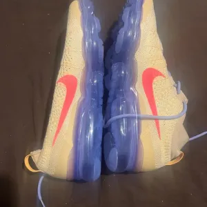 Nike Cream and Coral Pink Low-Top Air Vapormax Flyknit Nike