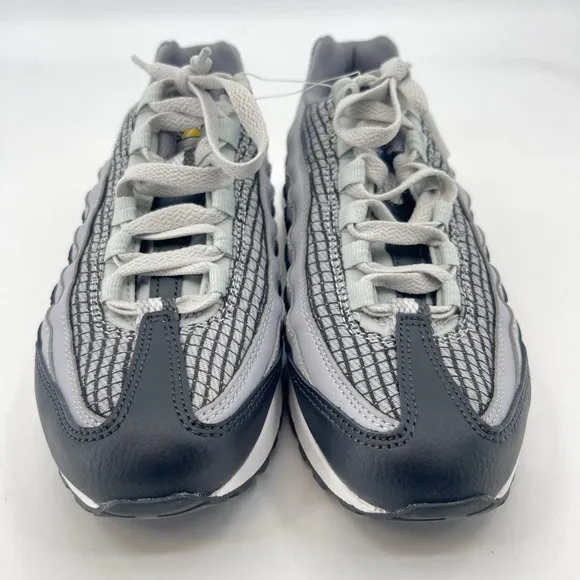Nike Gray/White Athletic Sneakers | Boys Size 5.5