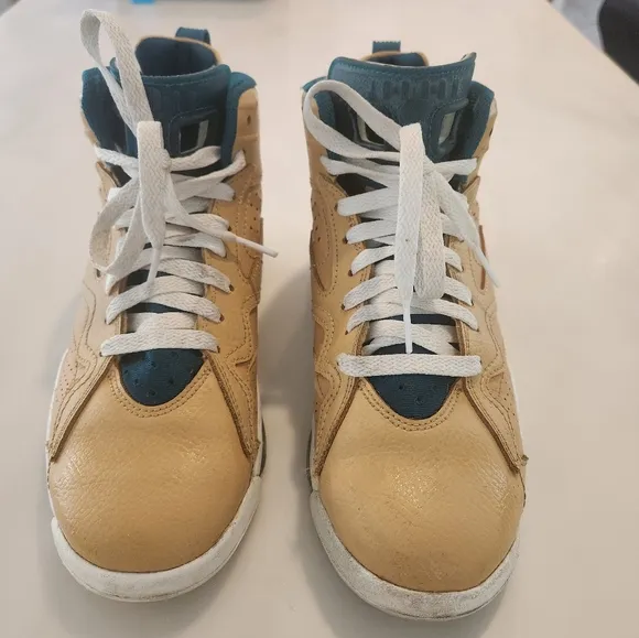 Nike Kids Shoes in Tan and Green