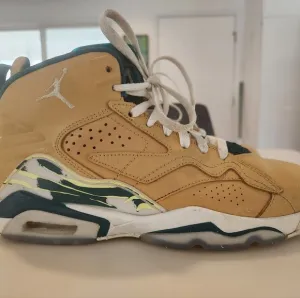 Nike Kids Shoes in Tan and Green