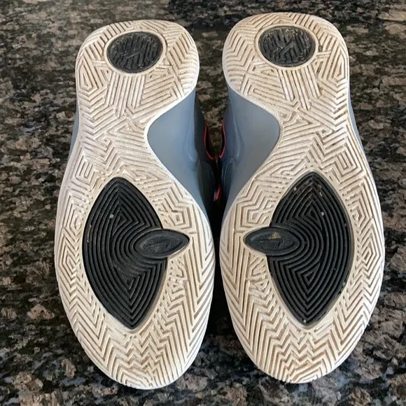 NIKE KYRIE FLYTRAP LII CASUAL BASKETBALL FASHION SHOES SIZE 4Y