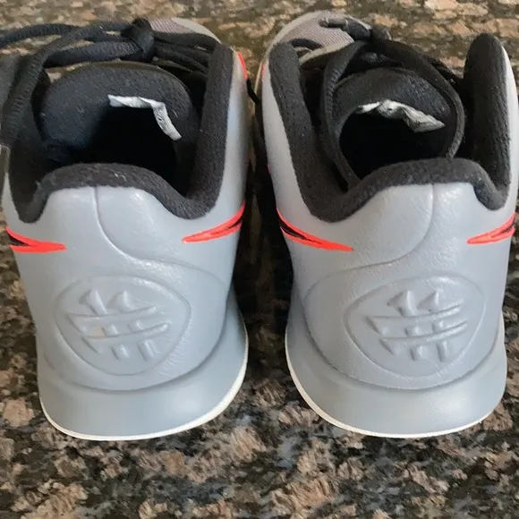 NIKE KYRIE FLYTRAP LII CASUAL BASKETBALL FASHION SHOES SIZE 4Y