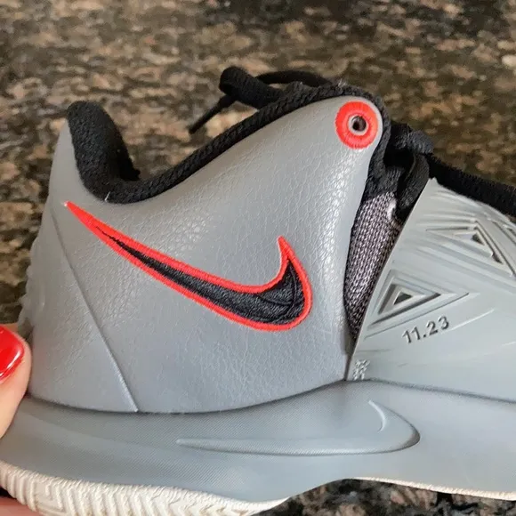 NIKE KYRIE FLYTRAP LII CASUAL BASKETBALL FASHION SHOES SIZE 4Y