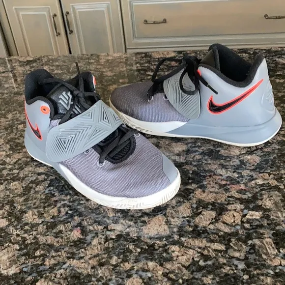 NIKE KYRIE FLYTRAP LII CASUAL BASKETBALL FASHION SHOES SIZE 4Y