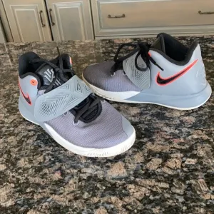 NIKE KYRIE FLYTRAP LII CASUAL BASKETBALL FASHION SHOES SIZE 4Y