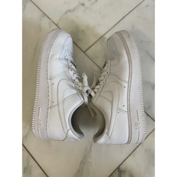 Nike, Mens 9, White Air Force One AF1 lifestyle fashion basketball sneakers EUC