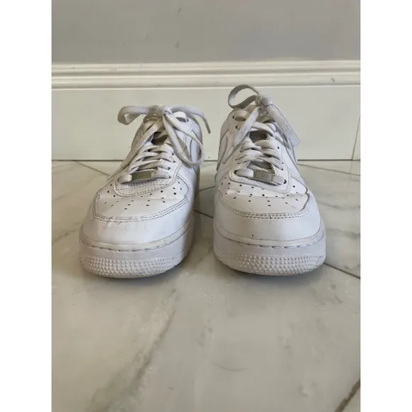 Nike, Mens 9, White Air Force One AF1 lifestyle fashion basketball sneakers EUC