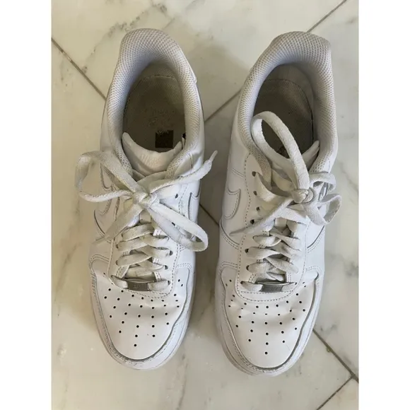 Nike, Mens 9, White Air Force One AF1 lifestyle fashion basketball sneakers EUC