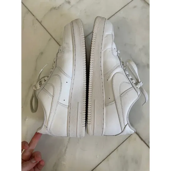 Nike, Mens 9, White Air Force One AF1 lifestyle fashion basketball sneakers EUC