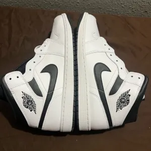 Nike Men's Black and White Sneakers Retro 1 Mid white black