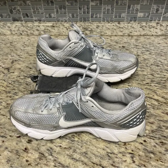 Nike Men's Zoom Vomero 5 Shoes Grey/White/Silver Size 10.5