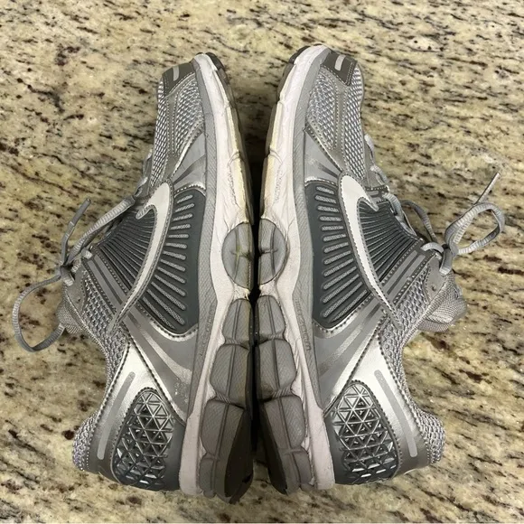 Nike Men's Zoom Vomero 5 Shoes Grey/White/Silver Size 10.5