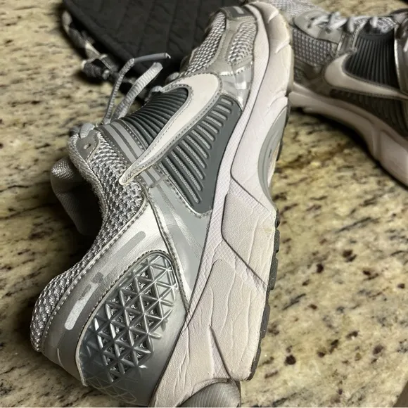 Nike Men's Zoom Vomero 5 Shoes Grey/White/Silver Size 10.5