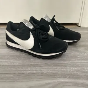 Nike Pre Love O.X. Black Suede Sneakers Sz 7.5