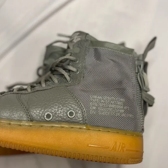 Nike SF Air Force 1 Mid Dark Stucco size 9.5