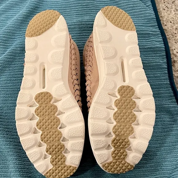 🦘Nike Suede Woven Sneakers - Size 8.5 - NWOT🦘