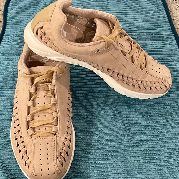🦘Nike Suede Woven Sneakers - Size 8.5 - NWOT🦘