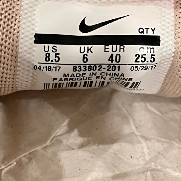 🦘Nike Suede Woven Sneakers - Size 8.5 - NWOT🦘