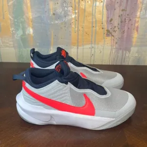 Nike Team Hustle D10  Light Smoke Grey Youth Basketball Shoes size 7Y