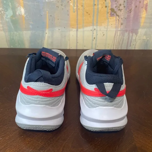 Nike Team Hustle D10  Light Smoke Grey Youth Basketball Shoes size 7Y