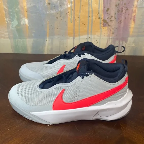 Nike Team Hustle D10  Light Smoke Grey Youth Basketball Shoes size 7Y