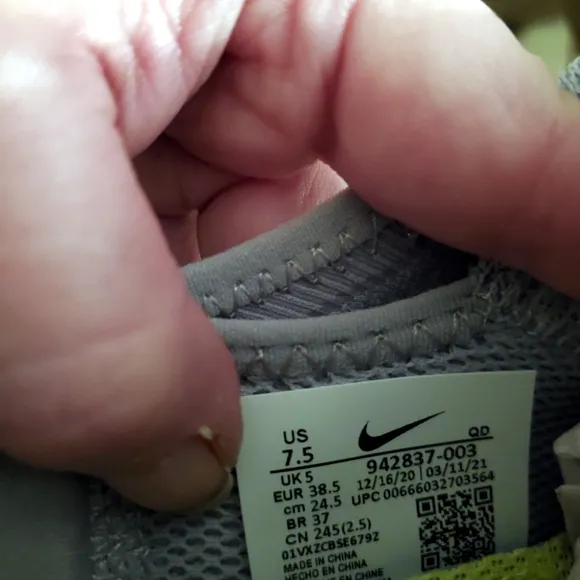Nike Womens Shoes Free Run grey White Volt Sz 7.5 NWT