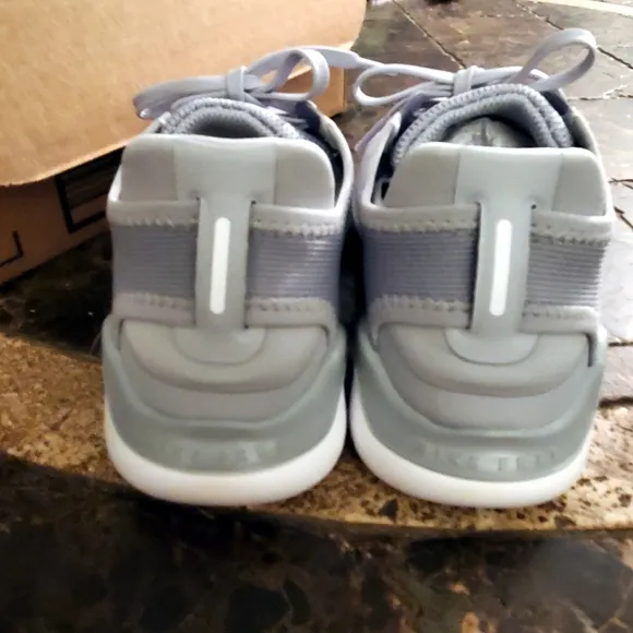 Nike Womens Shoes Free Run grey White Volt Sz 7.5 NWT