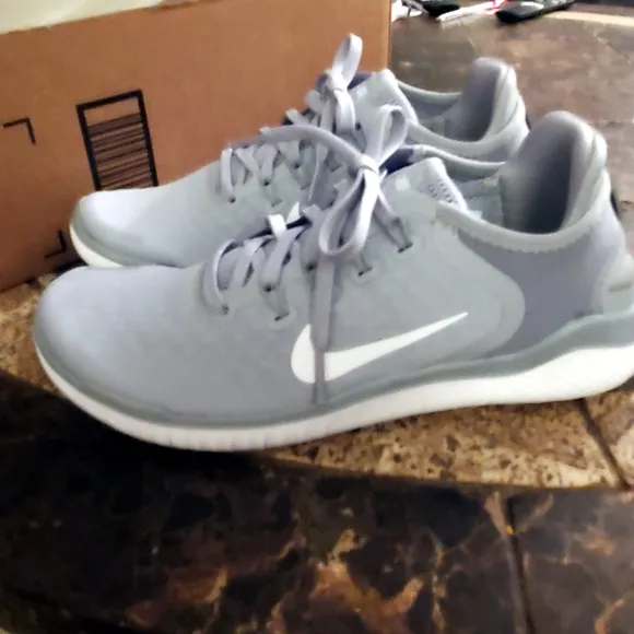 Nike Womens Shoes Free Run grey White Volt Sz 7.5 NWT