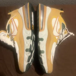 Nike Yellow,Green Sneakers with Classic Silhouette Air Max 270 Nike React Reggae