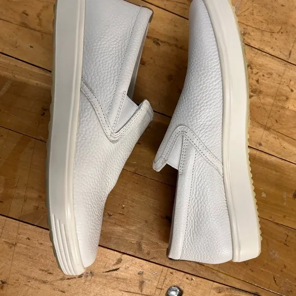 NWOB $170 ECCO Slip-on Off-white Pebble Leather Sneakers (Bin 85)