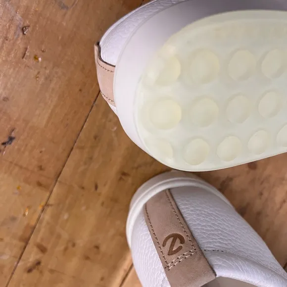 NWOB $170 ECCO Slip-on Off-white Pebble Leather Sneakers (Bin 85)