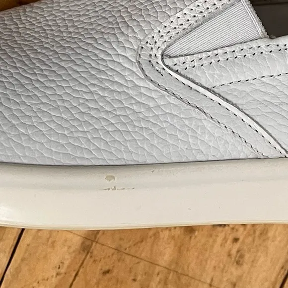 NWOB $170 ECCO Slip-on Off-white Pebble Leather Sneakers (Bin 85)