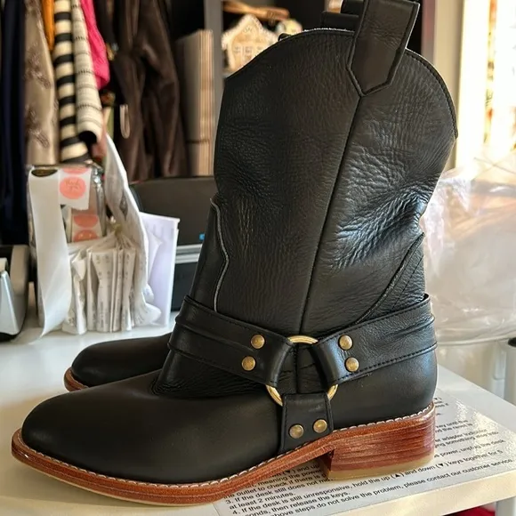 NWOB ELF Cali Handmade Black Leather Ankle Boots - Size 6