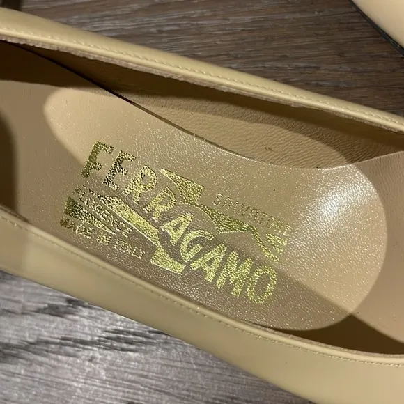 NWOB Salvatore Ferragamo Classic heels, size 4