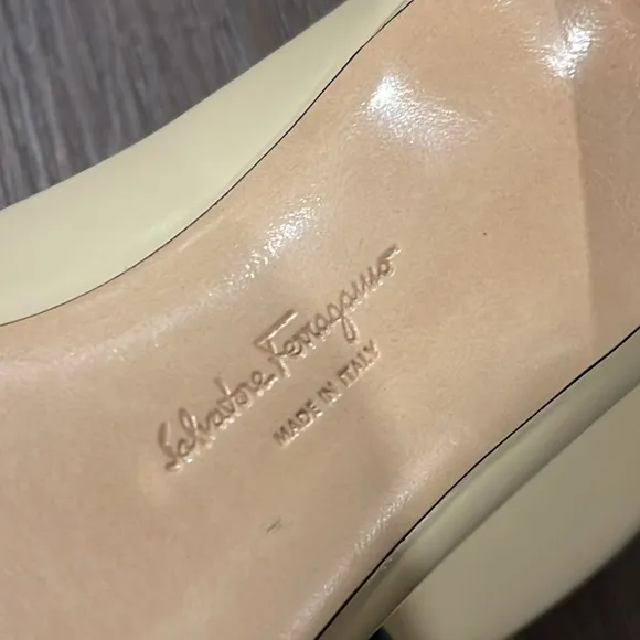 NWOB Salvatore Ferragamo Classic heels, size 4