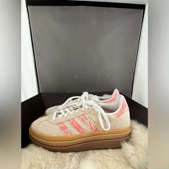NWOT Adidas Gazelle Putty Mauve Cloud Women's Cream and Pink Sneakers Sz 4.5