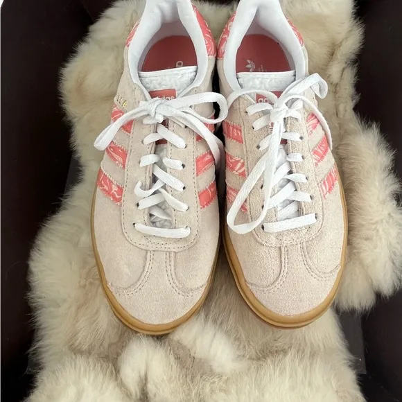 NWOT Adidas Gazelle Putty Mauve Cloud Women's Cream and Pink Sneakers Sz 4.5