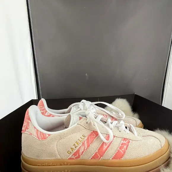 NWOT Adidas Gazelle Putty Mauve Cloud Women's Cream and Pink Sneakers Sz 4.5