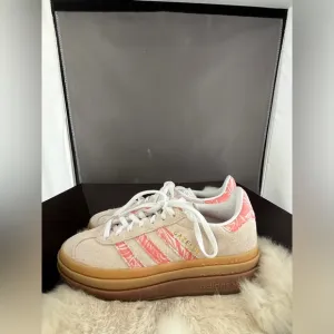 NWOT Adidas Gazelle Putty Mauve Cloud Women's Cream and Pink Sneakers Sz 4.5