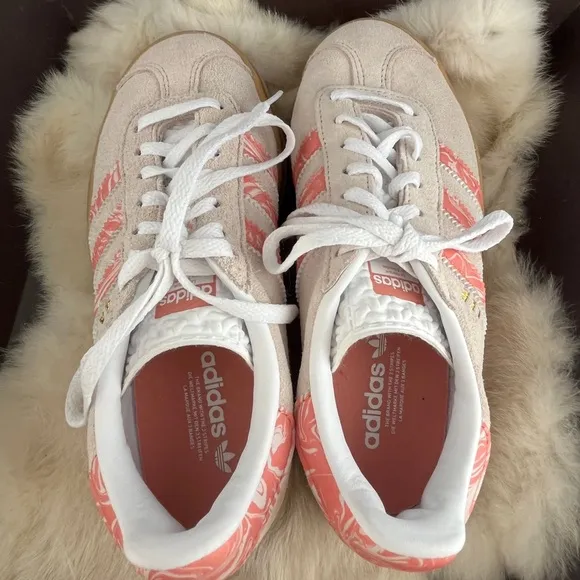 NWOT Adidas Gazelle Putty Mauve Cloud Women's Cream and Pink Sneakers Sz 4.5