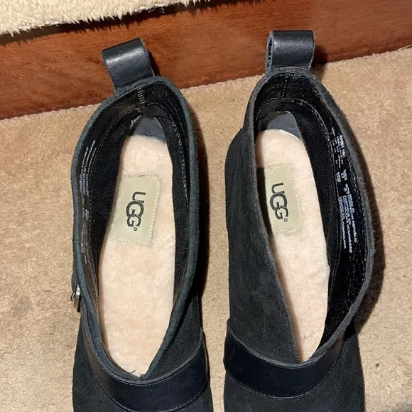 NWOT Authentic UGG Wright Belted Black Leather Suede Ankle Boots Women’s Size 7
