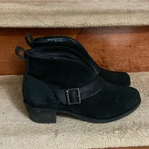 NWOT Authentic UGG Wright Belted Black Leather Suede Ankle Boots Women’s Size 7