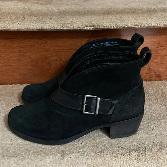 NWOT Authentic UGG Wright Belted Black Leather Suede Ankle Boots Women’s Size 7