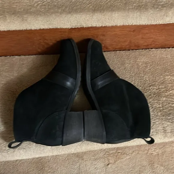 NWOT Authentic UGG Wright Belted Black Leather Suede Ankle Boots Women’s Size 7
