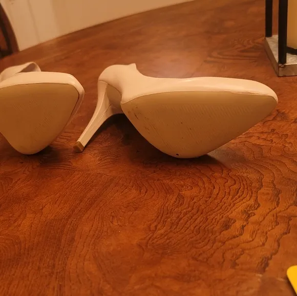 NWOT BCBG Beige Tan Off White Ivory  Genuine Leather Almond Heels Size 8