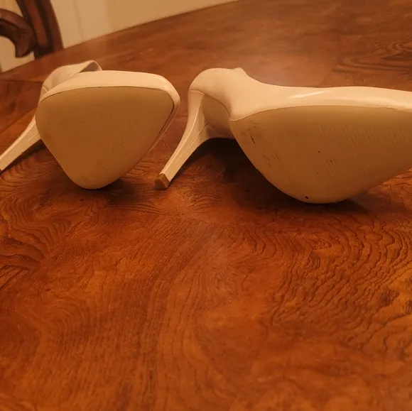 NWOT BCBG Beige Tan Off White Ivory  Genuine Leather Almond Heels Size 8