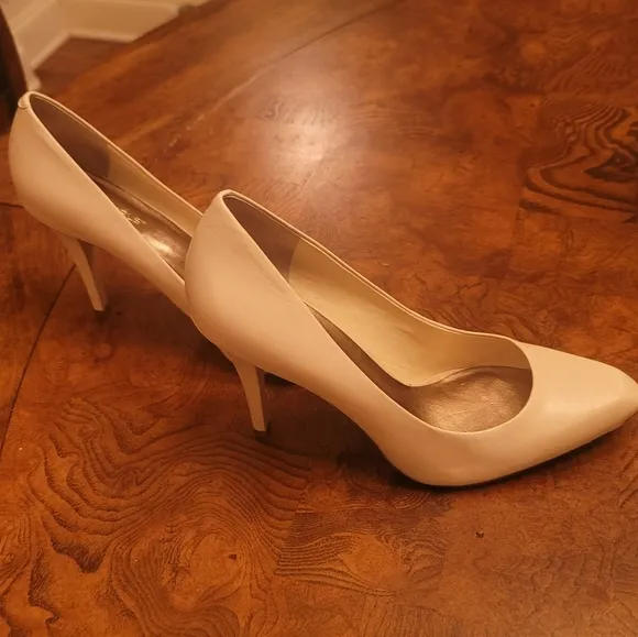 NWOT BCBG Beige Tan Off White Ivory  Genuine Leather Almond Heels Size 8