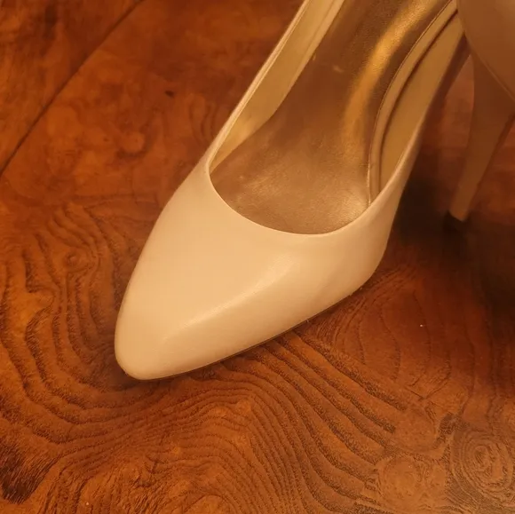 NWOT BCBG Beige Tan Off White Ivory  Genuine Leather Almond Heels Size 8